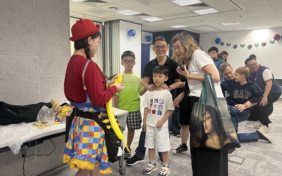 魔術師用氣球與現場觀眾互動