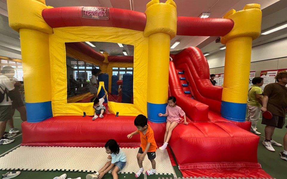 室內遊樂場的充氣城堡彈床