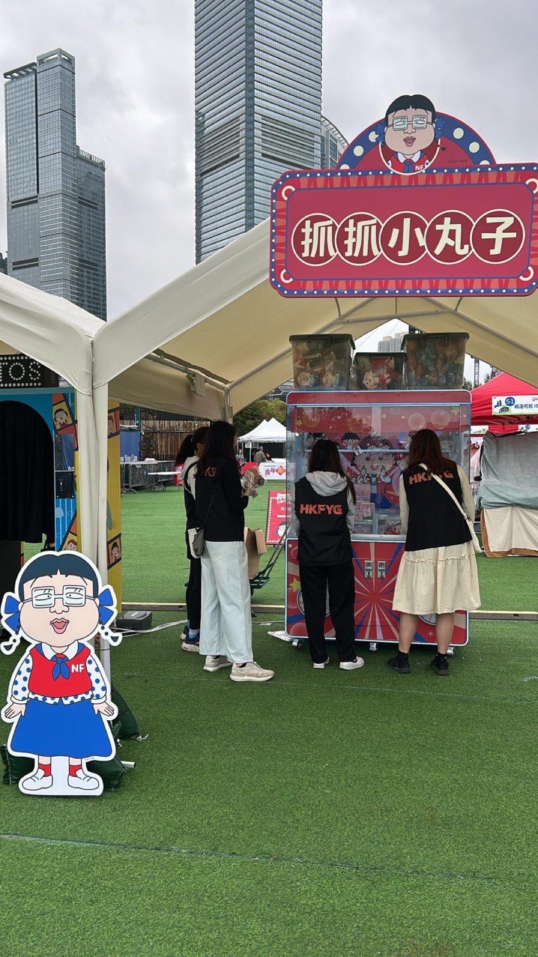 夾公仔機前一大班人排隊試玩
