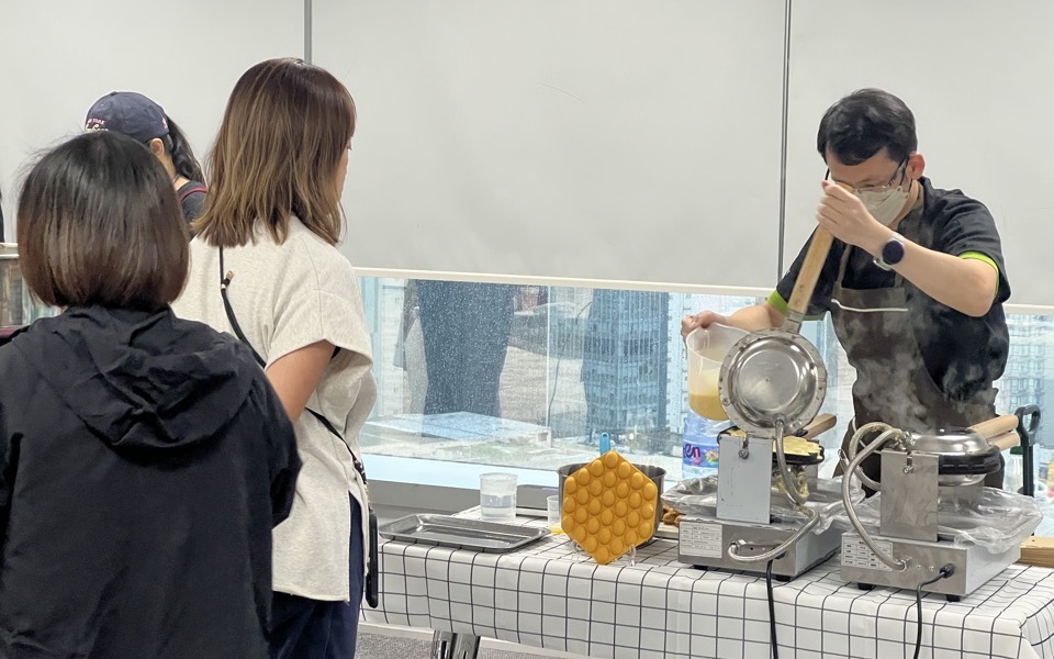 師傅在企業活動現場製作雞蛋仔