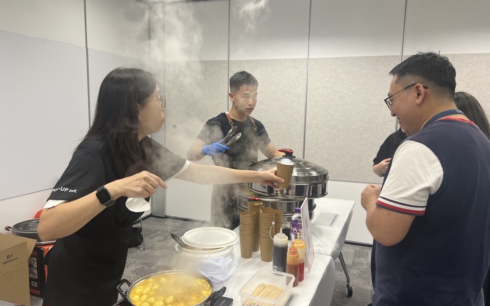 咖喱魚蛋攤位即場烹煮