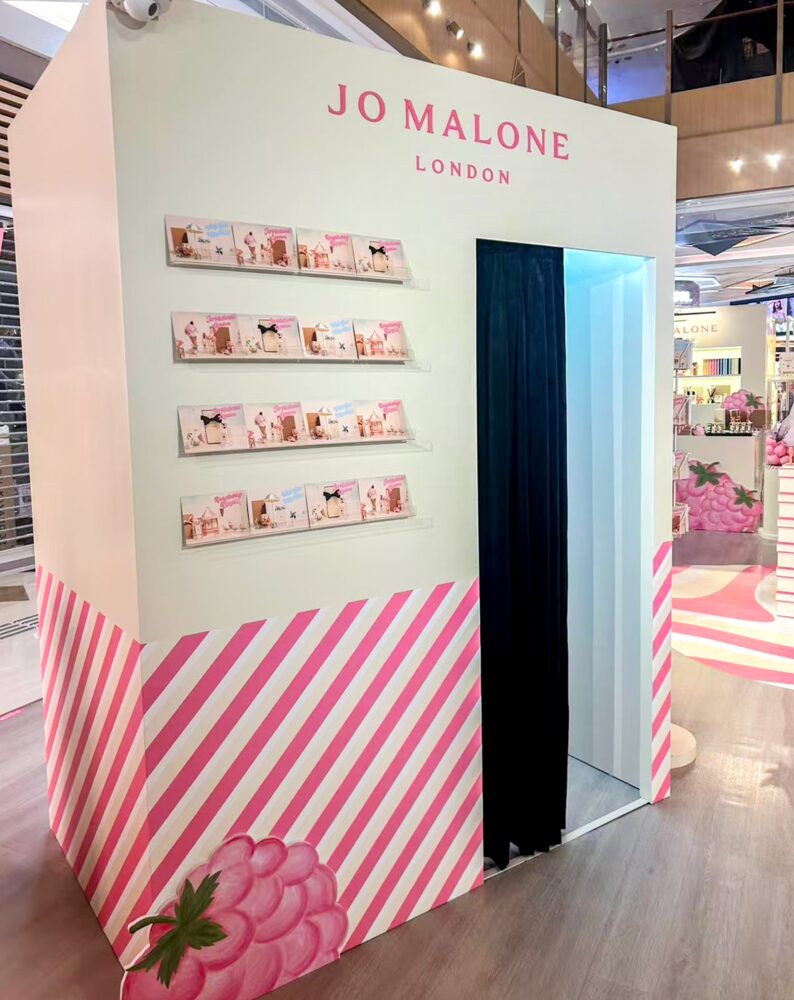Jo Malone London 於商場設置的粉紅間條定製品牌相亭,設打卡布幕入口