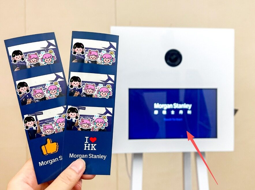 Morgan Stanley 活動的白色 Photo Booth 機,訪客手持定製品牌即影即印相紙條