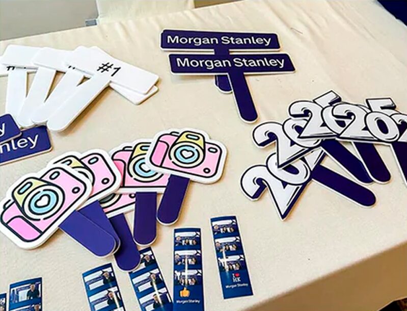 Morgan Stanley 活動的定製打卡道具:相機造型手牌、品牌名牌與年份牌