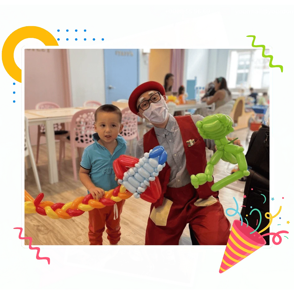 小孩与气球表演者合影